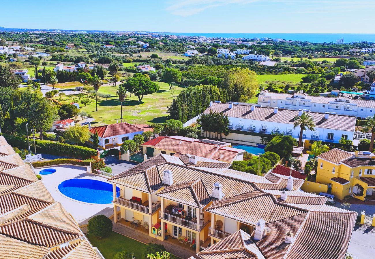 Luftaufnahme mit den Fairways und Grüns von Balaia Golf direkt neben der Wohnanlage und ihrem Pool