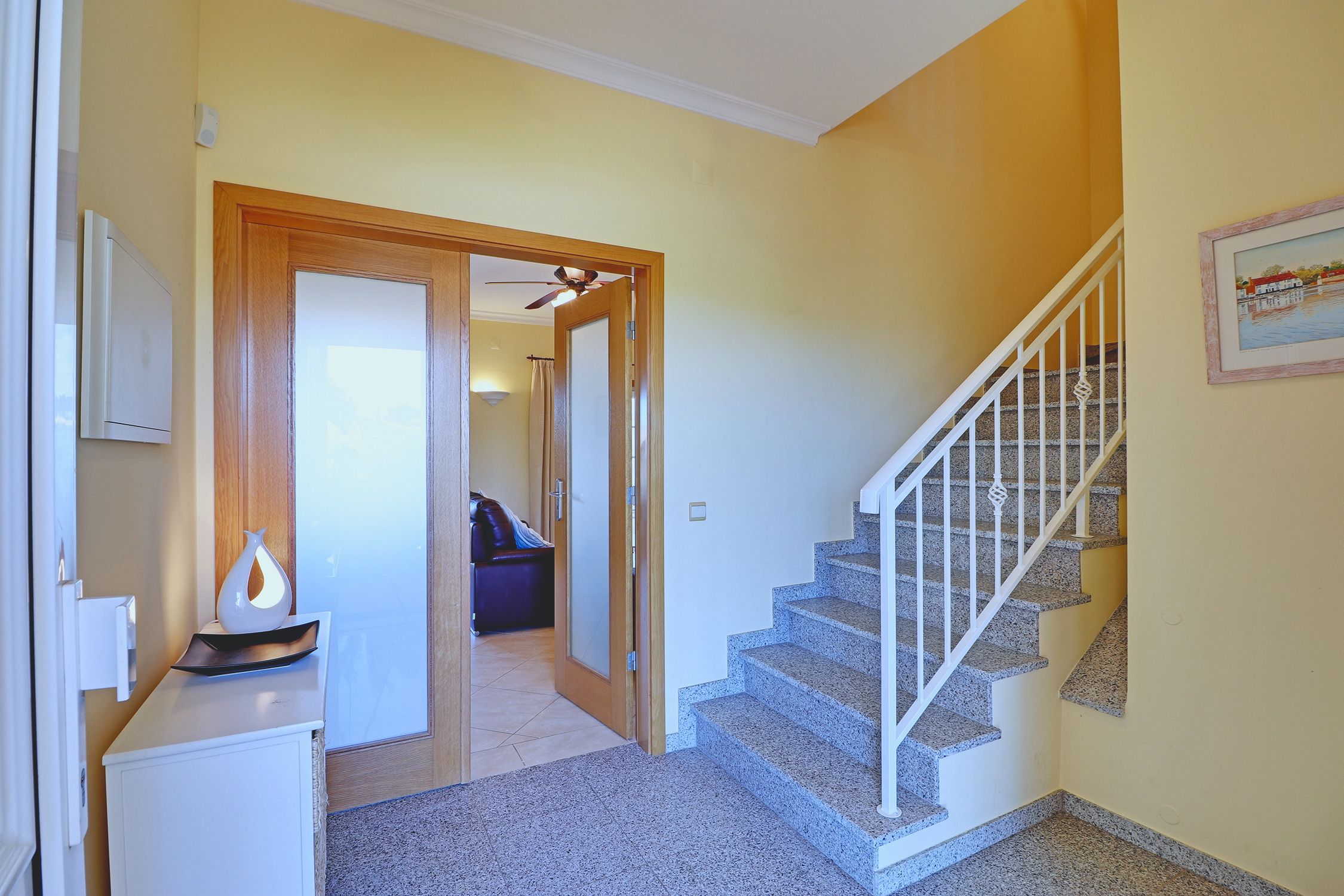Die Diele des Casa Antonius, mit der Treppe ins Obergeschoss und dem Durchgang zum Wohnzimmer