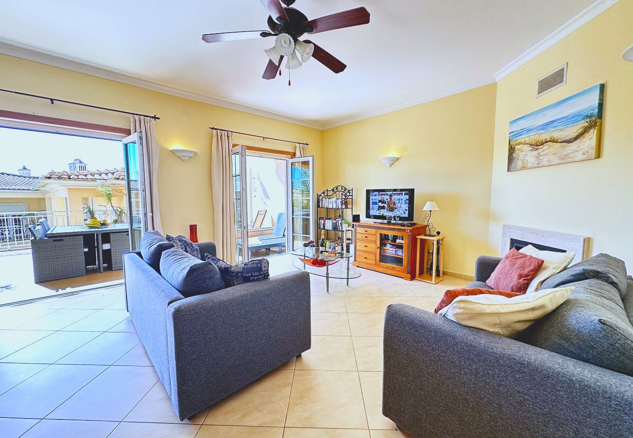 Das Wohnzimmer im Casa Antonius mit zwei Sofas, Deckenventilator und breiten Türen zur Terrasse