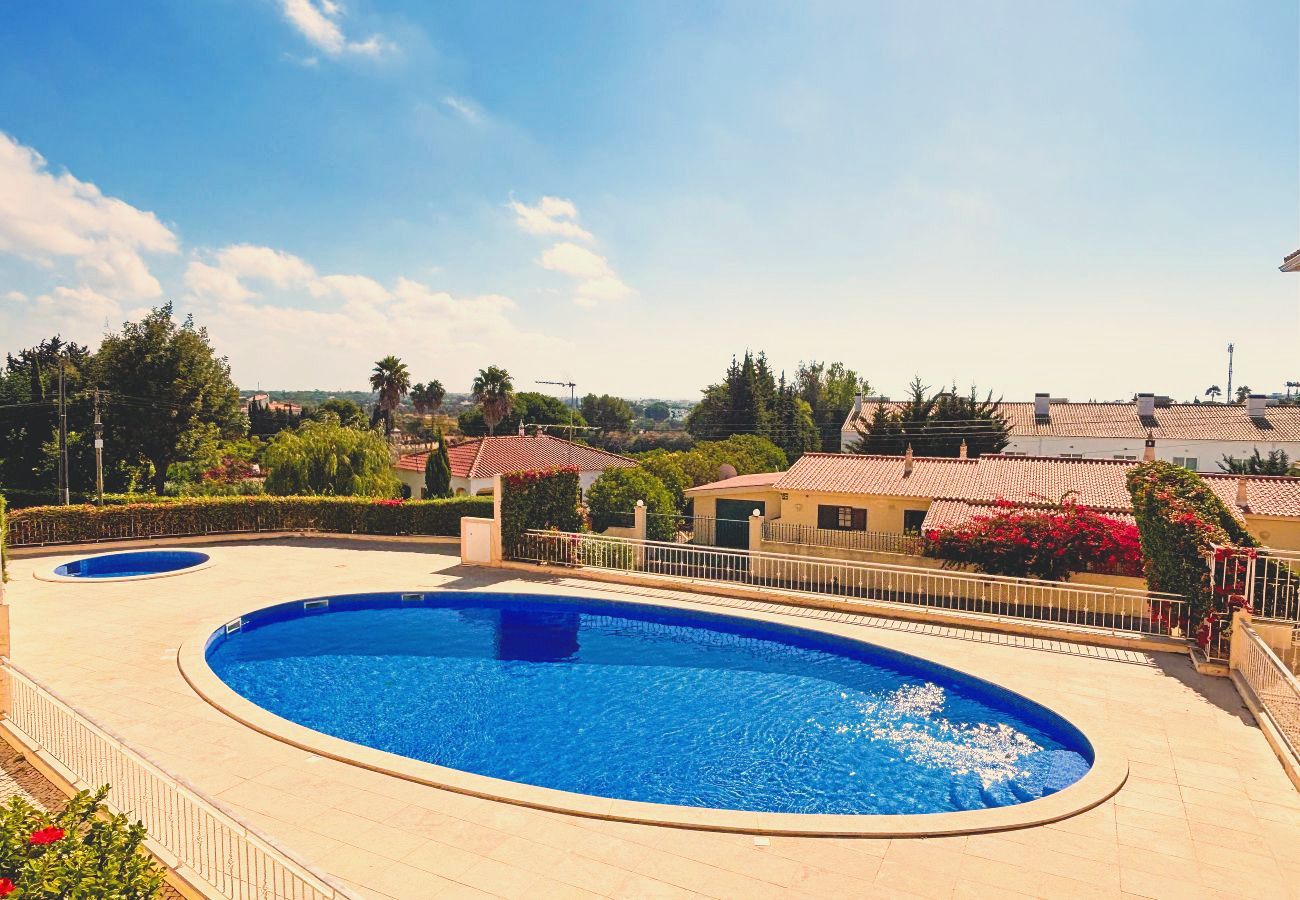 Gemeinschaftspool und Kinderbecken auf der Sonnenterrasse, mit Blick über die Landschaft Richtung Albufeira
